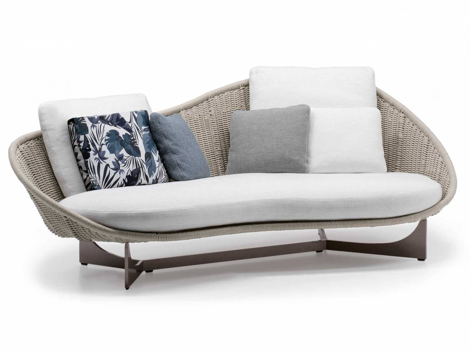 Design ohne Grenzen: Gam Fratesi wich, ganz im Sinne der Philosophie des italienischen Unternehmens, nicht von der Sprache der Innenbereiche ab, sondern entwickelte sie weiter. Charakteristisch für die Ästhetik von «Lido Cord Outdoor» sind die Beine aus Teakholz oder Mahagoni. MINOTTI.