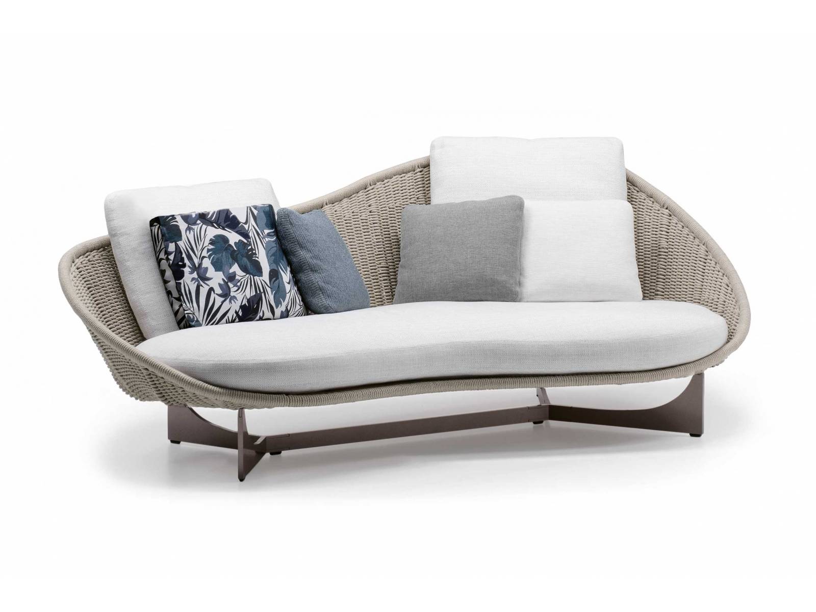 Design ohne Grenzen: Gam Fratesi wich, ganz im Sinne der Philosophie des italienischen Unternehmens, nicht von der Sprache der Innenbereiche ab, sondern entwickelte sie weiter. Charakteristisch für die Ästhetik von «Lido Cord Outdoor» sind die Beine aus Teakholz oder Mahagoni. MINOTTI.