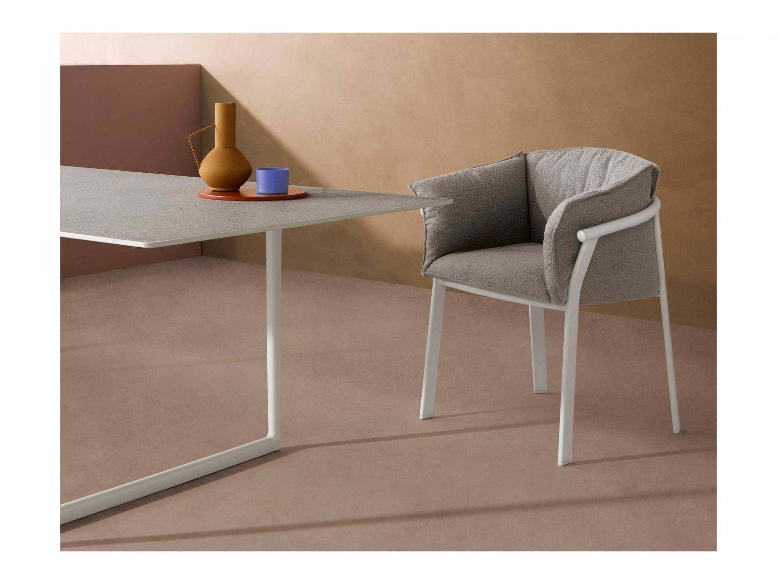 Praktisch genug für draussen und schön genug für drinnen: «Lamorisse» ist ein Stuhl, für den es kein Entweder-oder gibt. Im Gestell aus stranggepresstem Aluminium liegt ein anschmiegsames Kissen, das sich unkompliziert herausnehmen und sogar komplett austauschen lässt. Foto: Andrea Garuti. PEDRALI.