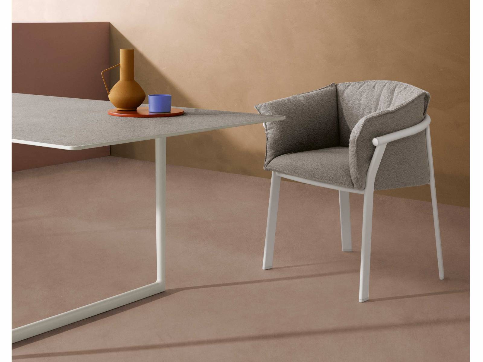 Praktisch genug für draussen und schön genug für drinnen: «Lamorisse» ist ein Stuhl, für den es kein Entweder-oder gibt. Im Gestell aus stranggepresstem Aluminium liegt ein anschmiegsames Kissen, das sich unkompliziert herausnehmen und sogar komplett austauschen lässt. Foto: Andrea Garuti. PEDRALI.