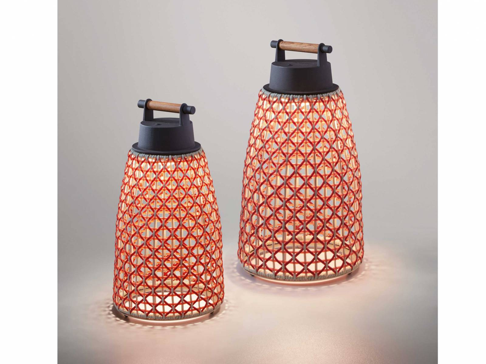 Es war 1996, als Joana Bover ihr gleichnamiges Label in Barcelona gründete. Seitdem produziert sie Leuchten für den In- und Outdoorbereich wie das Modell «Nans portable», welches aus recycelbaren und ungiftigen synthetischen Polyethylenfasern gefertigt ist. Voll aufgeladen brennt die Leuchte bis zu dreissig Stunden; durch die offene Gewebestruktur des Lampenschirms entsteht eine besonders atmosphärische Lichtstimmung. LICHTTEAM.