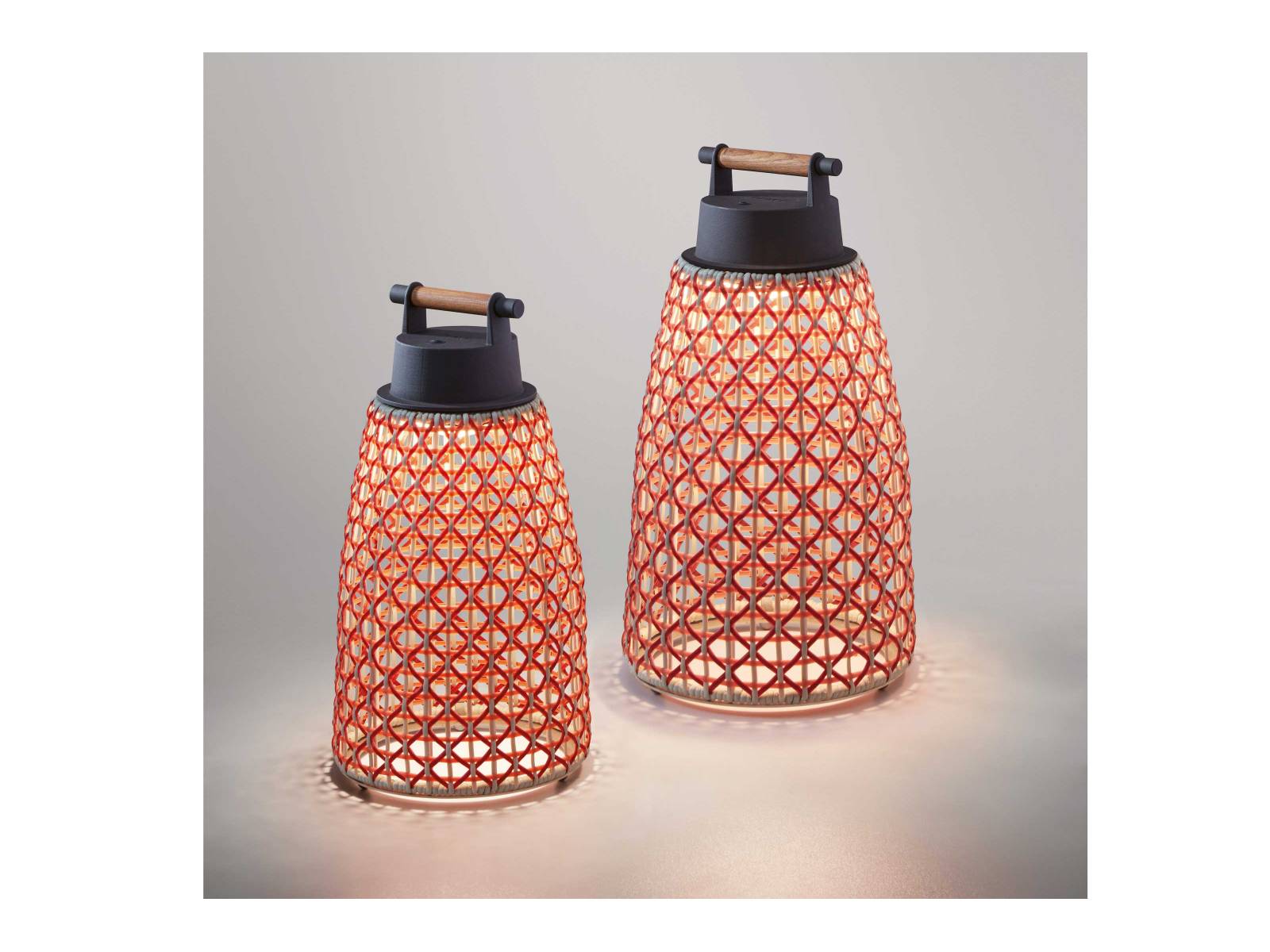 Es war 1996, als Joana Bover ihr gleichnamiges Label in Barcelona gründete. Seitdem produziert sie Leuchten für den In- und Outdoorbereich wie das Modell «Nans portable», welches aus recycelbaren und ungiftigen synthetischen Polyethylenfasern gefertigt ist. Voll aufgeladen brennt die Leuchte bis zu dreissig Stunden; durch die offene Gewebestruktur des Lampenschirms entsteht eine besonders atmosphärische Lichtstimmung. LICHTTEAM.