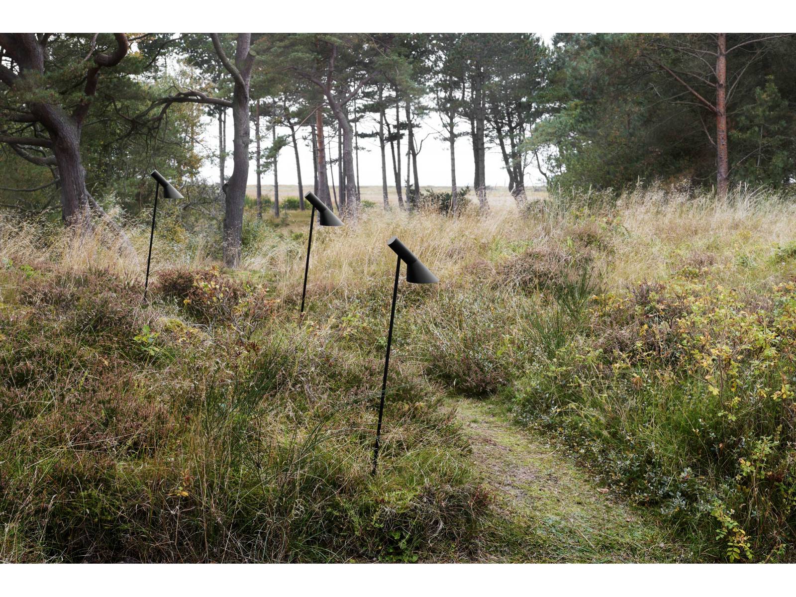 Die Stehleuchte «AJ» mit ihren charakteristischen geraden Linien, der Kombination aus schrägen und rechten Winkeln sowie ihrem direkten und richtungsbestimmten Licht gilt als Arne Jacobsens weltweit bekanntestes Design. Neu ist sie nun unter dem Namen «AJ Garden» als Pollerleuchte erhältlich und wird im Outdoorbereich zum perfekten Wegweiser. LOUIS POULSEN.