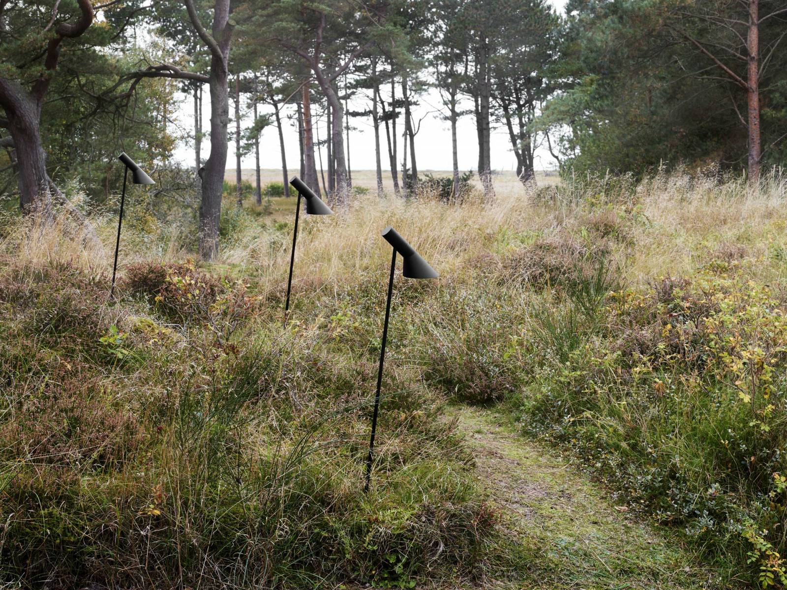 Die Stehleuchte «AJ» mit ihren charakteristischen geraden Linien, der Kombination aus schrägen und rechten Winkeln sowie ihrem direkten und richtungsbestimmten Licht gilt als Arne Jacobsens weltweit bekanntestes Design. Neu ist sie nun unter dem Namen «AJ Garden» als Pollerleuchte erhältlich und wird im Outdoorbereich zum perfekten Wegweiser. LOUIS POULSEN.