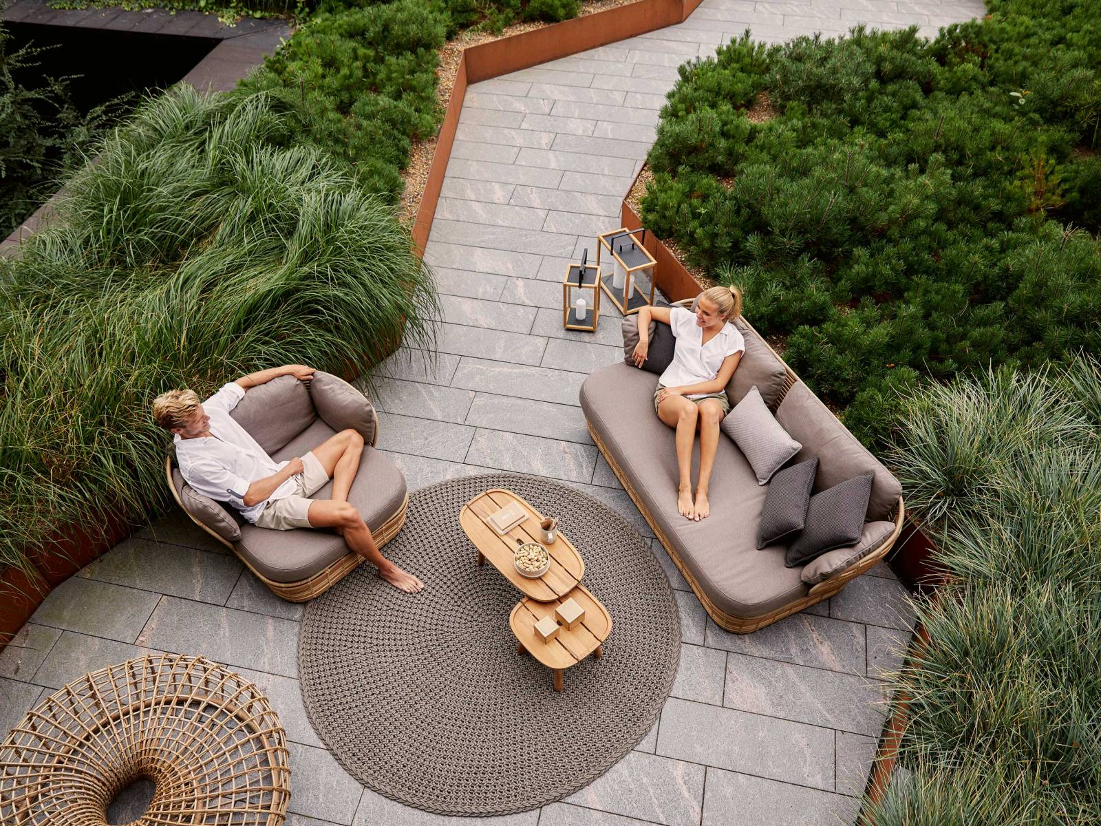 Im Norden weht ein frischer Wind: Durch die jüngste Zusammenarbeit mit dem New Yorker Søren Rose Studio wurde das typisch klassische, skandinavische Design mit einer Prise Internationalität gewürzt. Das Ergebnis ist unter anderem die ungewöhnlich niedrige, gemütliche Loungeserie Basket. CANE-LINE.