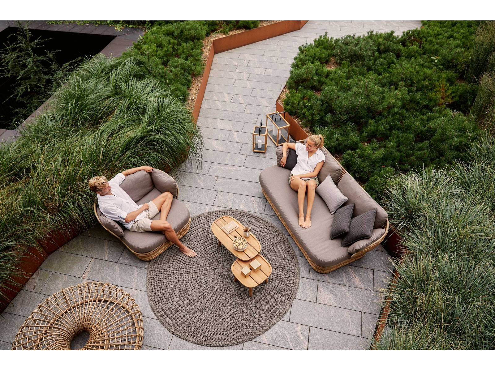 Im Norden weht ein frischer Wind: Durch die jüngste Zusammenarbeit mit dem New Yorker Søren Rose Studio wurde das typisch klassische, skandinavische Design mit einer Prise Internationalität gewürzt. Das Ergebnis ist unter anderem die ungewöhnlich niedrige, gemütliche Loungeserie Basket. CANE-LINE.