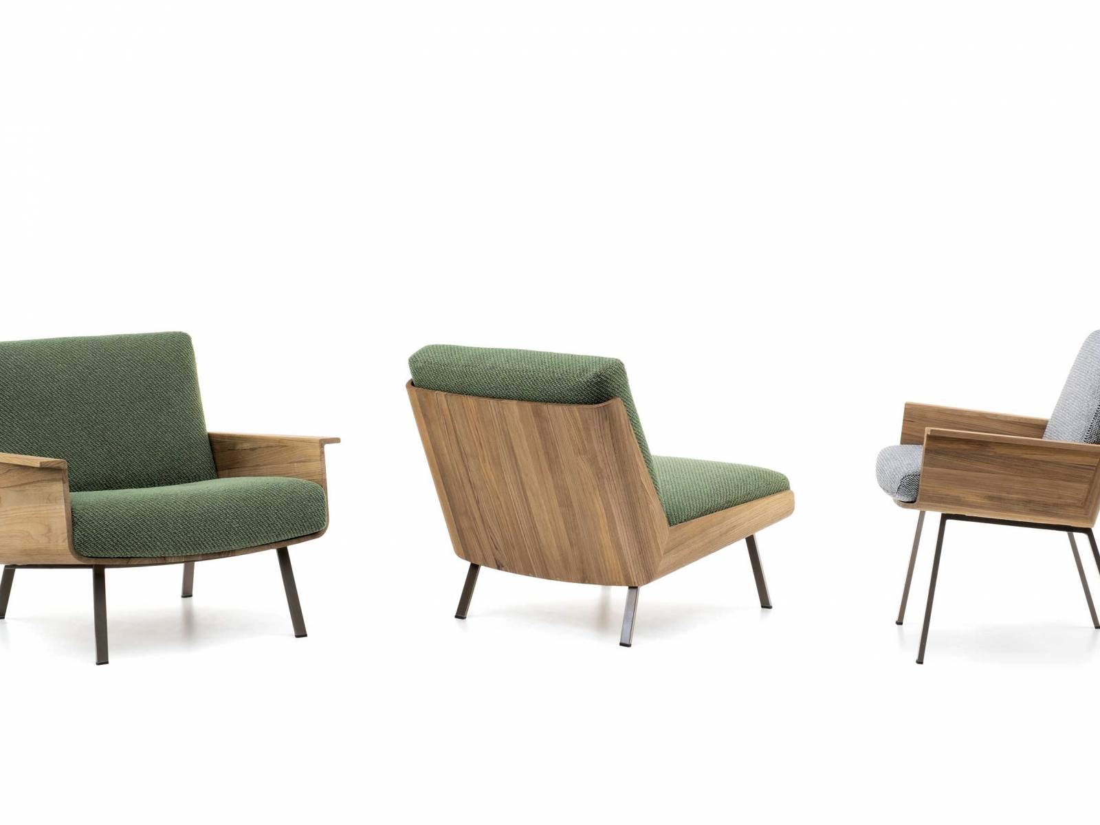 Daiki erobert den Aussenbereich. Ihre prägnante Form verdankt die Sitzmöbelkollektion dem brasilianischen Architekten Marcio Kogan, der hierfür den Minimalismus Japans mit amerikanischen Midcentury-Elementen würzte. Dicke, wetterfeste Polster machen die Sitzschale aus massivem Teakholz so richtig bequem. MINOTTI.