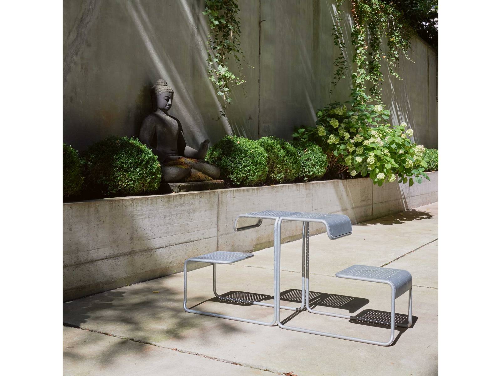 Ob Rückzug oder geselliges Beisammensein – «Basilea» besteht aus einer Einzelbank samt Tisch, einem praktischen Element, das sich bei Bedarf einfach aneinanderreihen lässt, um Platz für eine grössere Runde zu bieten. Aus wetterfestem Stahl gefertigt. Design: Werner Abt. ATELIER ALINEA.