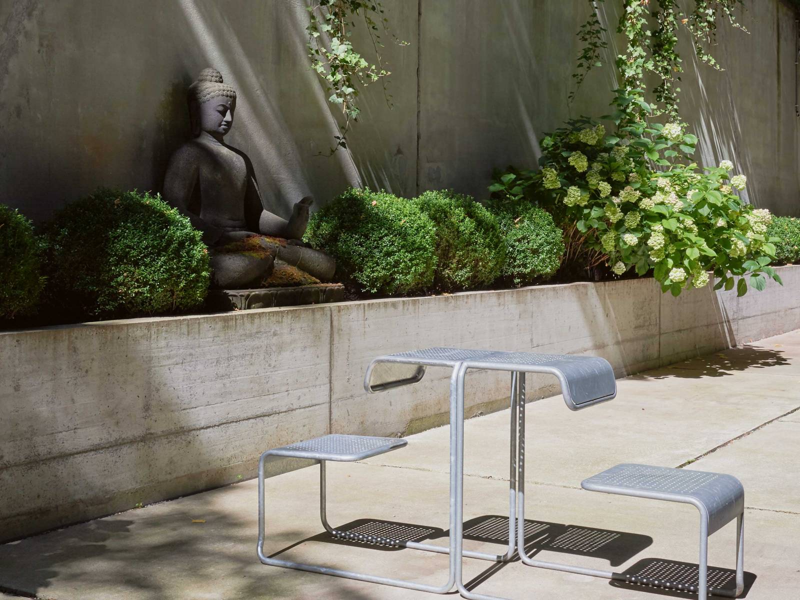 Ob Rückzug oder geselliges Beisammensein – «Basilea» besteht aus einer Einzelbank samt Tisch, einem praktischen Element, das sich bei Bedarf einfach aneinanderreihen lässt, um Platz für eine grössere Runde zu bieten. Aus wetterfestem Stahl gefertigt. Design: Werner Abt. ATELIER ALINEA.