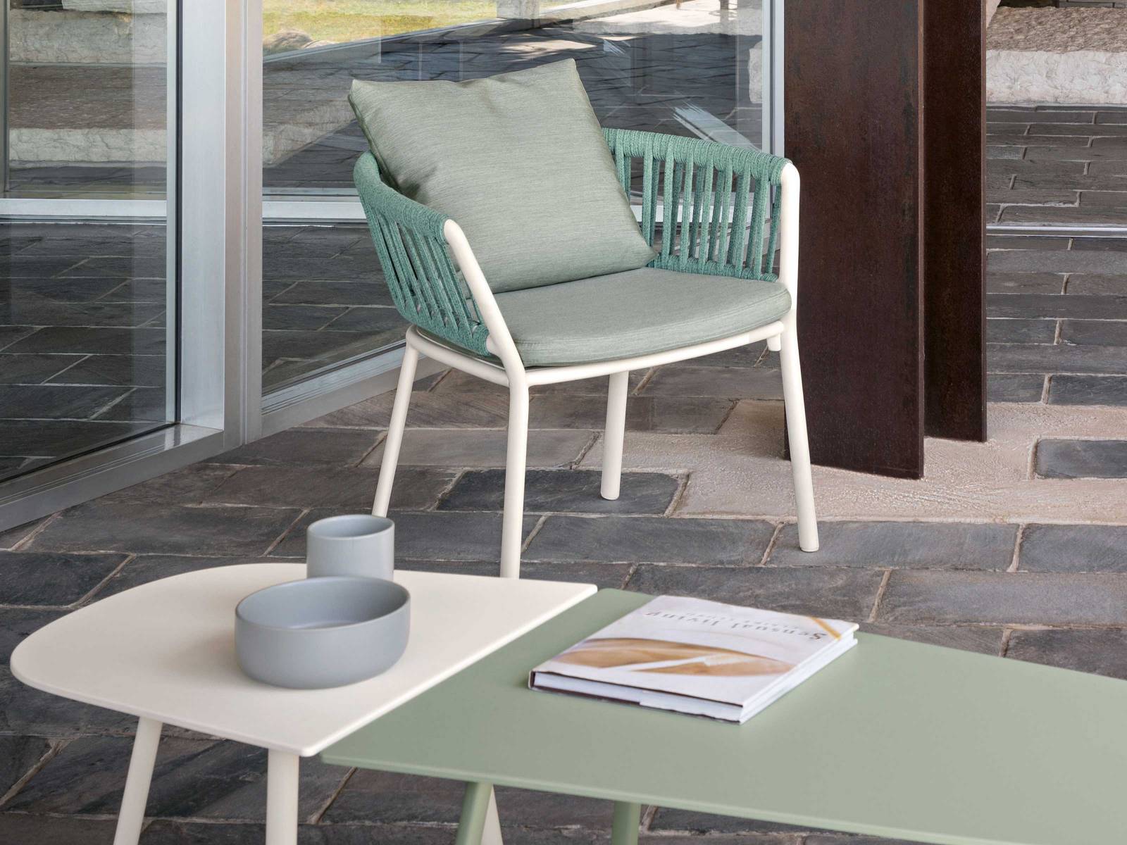 Analog ihrer Inspirationsquelle lassen sich die Tische der Kollektion Mosaiko nach Belieben kombinieren, wobei sie sowohl freistehend als auch in Gruppenkompositionen die Blicke auf sich ziehen. Fünf Tische in unterschiedlichen Formen, Farben und Grössen hat Alberto Lievore entworfen. FAST.