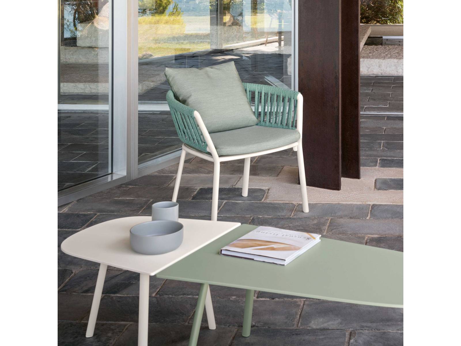 Analog ihrer Inspirationsquelle lassen sich die Tische der Kollektion Mosaiko nach Belieben kombinieren, wobei sie sowohl freistehend als auch in Gruppenkompositionen die Blicke auf sich ziehen. Fünf Tische in unterschiedlichen Formen, Farben und Grössen hat Alberto Lievore entworfen. FAST.