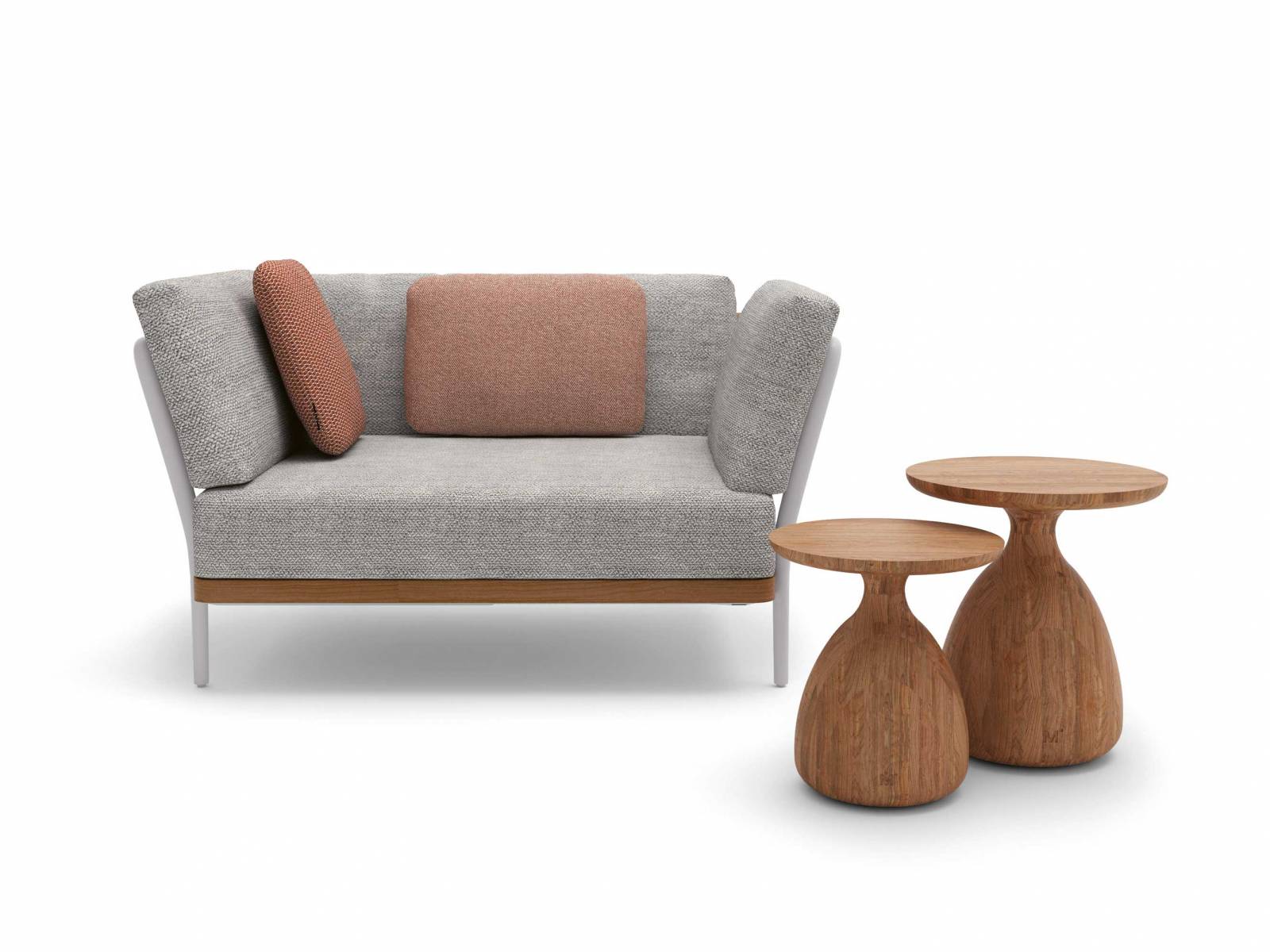 Beistelltisch «Tsuki» scheint aus einem Guss zu sein, doch ist die organische Form des Fusses mit handwerklichem Geschick wie ein Puzzle aus vielen Einzelteilen zusammengesetzt worden. Das lebendige Oberflächenbild kommt in Teak Natur besonders gut zur Geltung, erhältlich ist der Tisch aber auch in mattem Schwarz und zwei unterschiedlichen Höhen. MANUTTI.