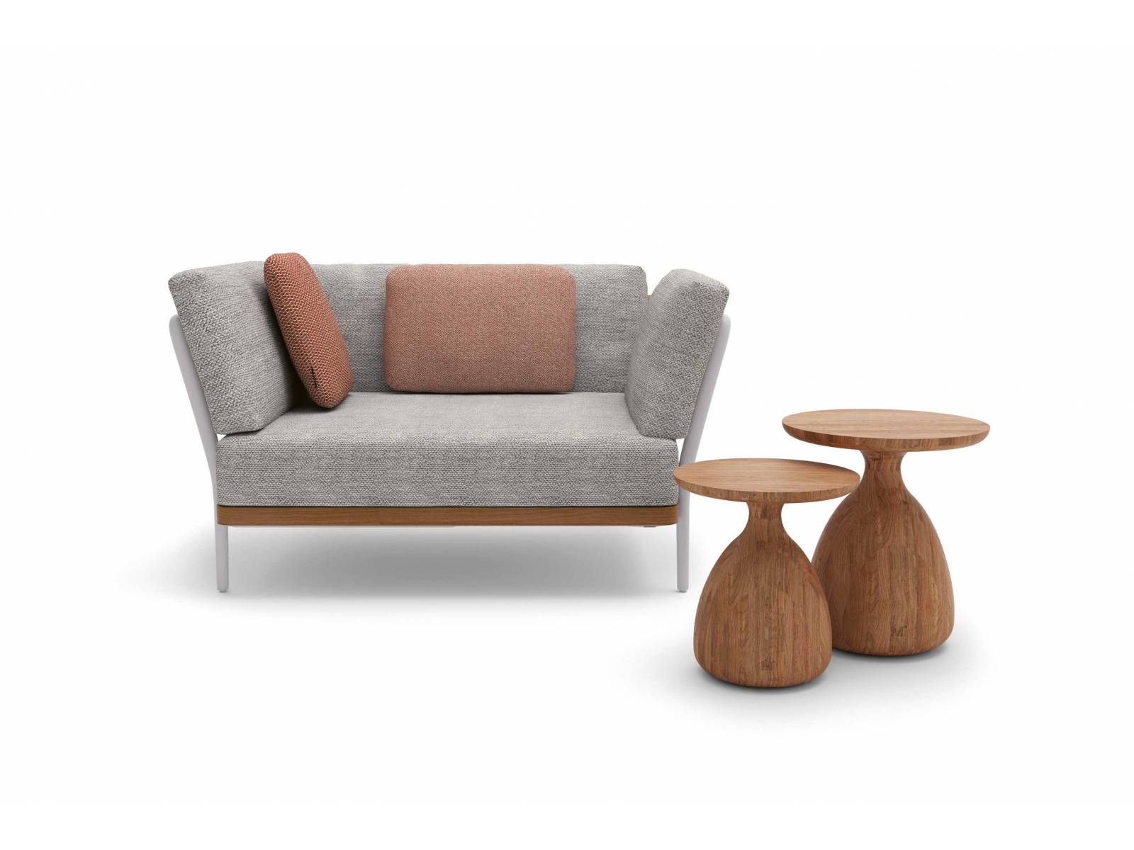 Beistelltisch «Tsuki» scheint aus einem Guss zu sein, doch ist die organische Form des Fusses mit handwerklichem Geschick wie ein Puzzle aus vielen Einzelteilen zusammengesetzt worden. Das lebendige Oberflächenbild kommt in Teak Natur besonders gut zur Geltung, erhältlich ist der Tisch aber auch in mattem Schwarz und zwei unterschiedlichen Höhen. MANUTTI.