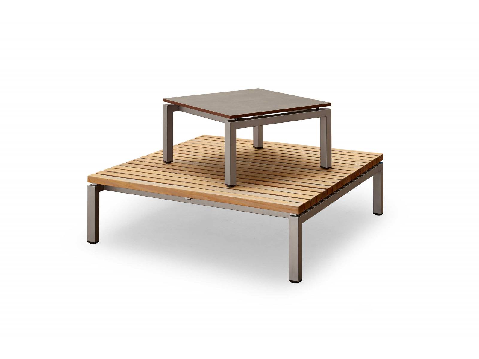 Zeitlos kommen die niedrigen Loungetische daher, die sich mit ihrer quadratischen Form harmonisch in jede Sitzgruppe integrieren. Für die Oberflächen der Tischplatten, die auf einem robusten Gestell aus Chromnickelstahl aufliegen, stehen unterschiedliche  Materialien zur Auswahl. Zum Beispiel High Pressure Laminat oder Lerchenholz. SCHREINEREI SPICHER.