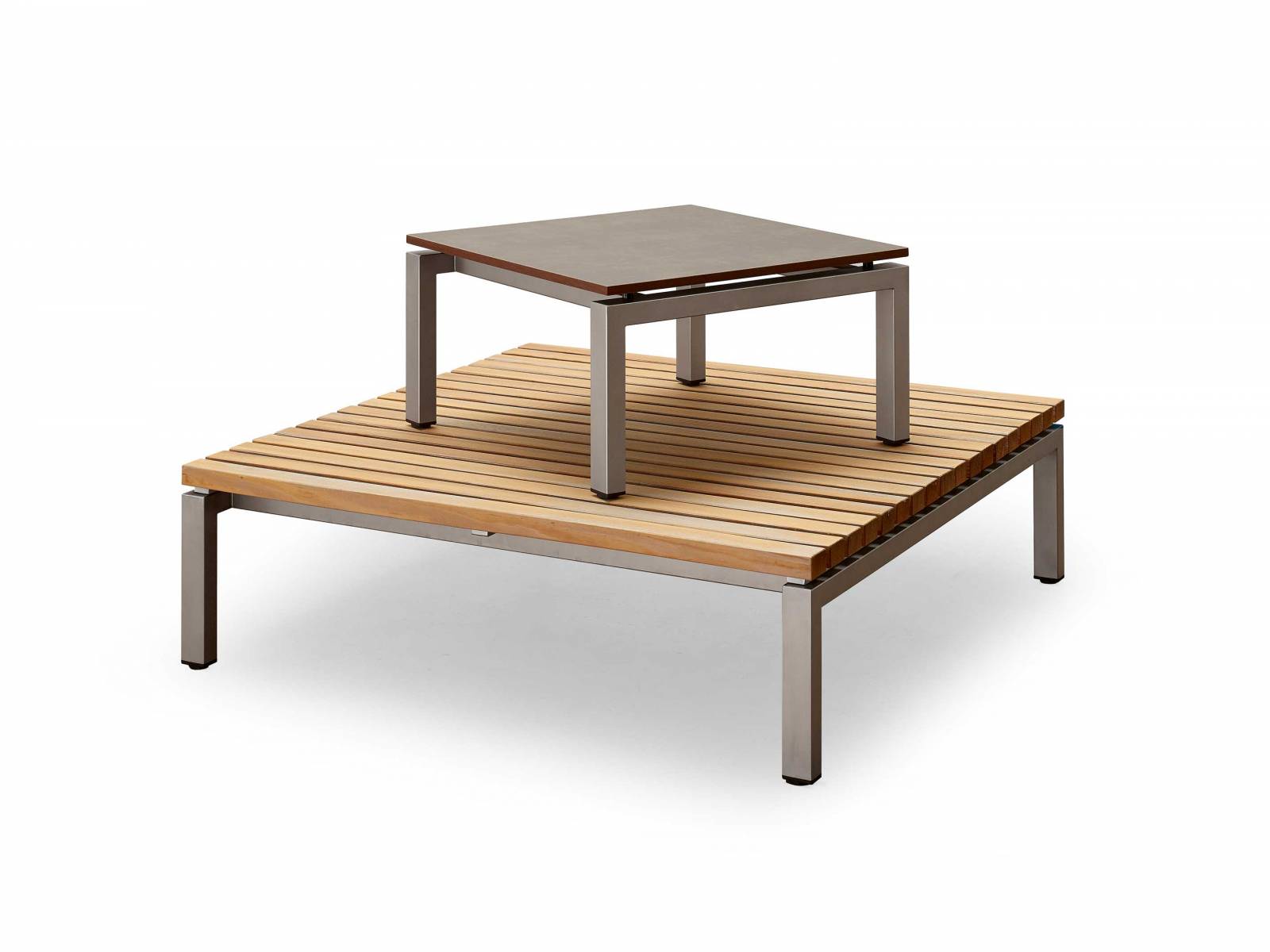 Zeitlos kommen die niedrigen Loungetische daher, die sich mit ihrer quadratischen Form harmonisch in jede Sitzgruppe integrieren. Für die Oberflächen der Tischplatten, die auf einem robusten Gestell aus Chromnickelstahl aufliegen, stehen unterschiedliche  Materialien zur Auswahl. Zum Beispiel High Pressure Laminat oder Lerchenholz. SCHREINEREI SPICHER.