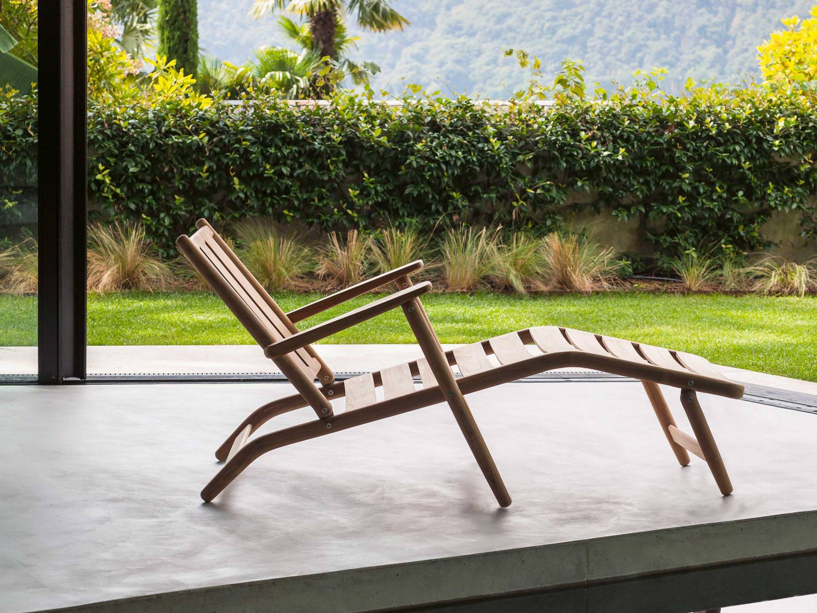 Die Sitzmöbel und Tische umfassende Kollektion Levante von Designer Piero Lissoni bringt die klassische und zarte Reinheit von Teakholz bestens zur Geltung und kombiniert diese bei der Chaiselongue optional mit dem erholsamen Komfort weicher Kissen. RODA.