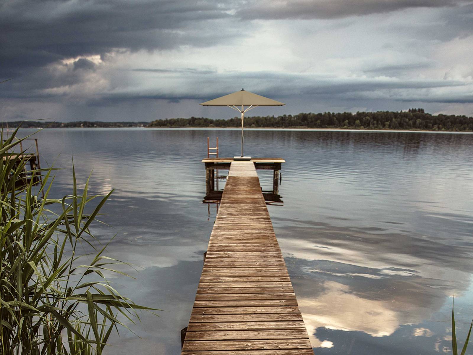Für einen stimmungsvollen Lichtpunkt am Horizont sorgt der Mittelstockschirm «Fortello LED». Ohne Kabel und elektrische Vorrichtungen erhellt das dimmbare Licht dank eines neuen, wiederaufladbaren Akku-Packs die Umgebung – bis zu zehn Stunden. GLATZ.