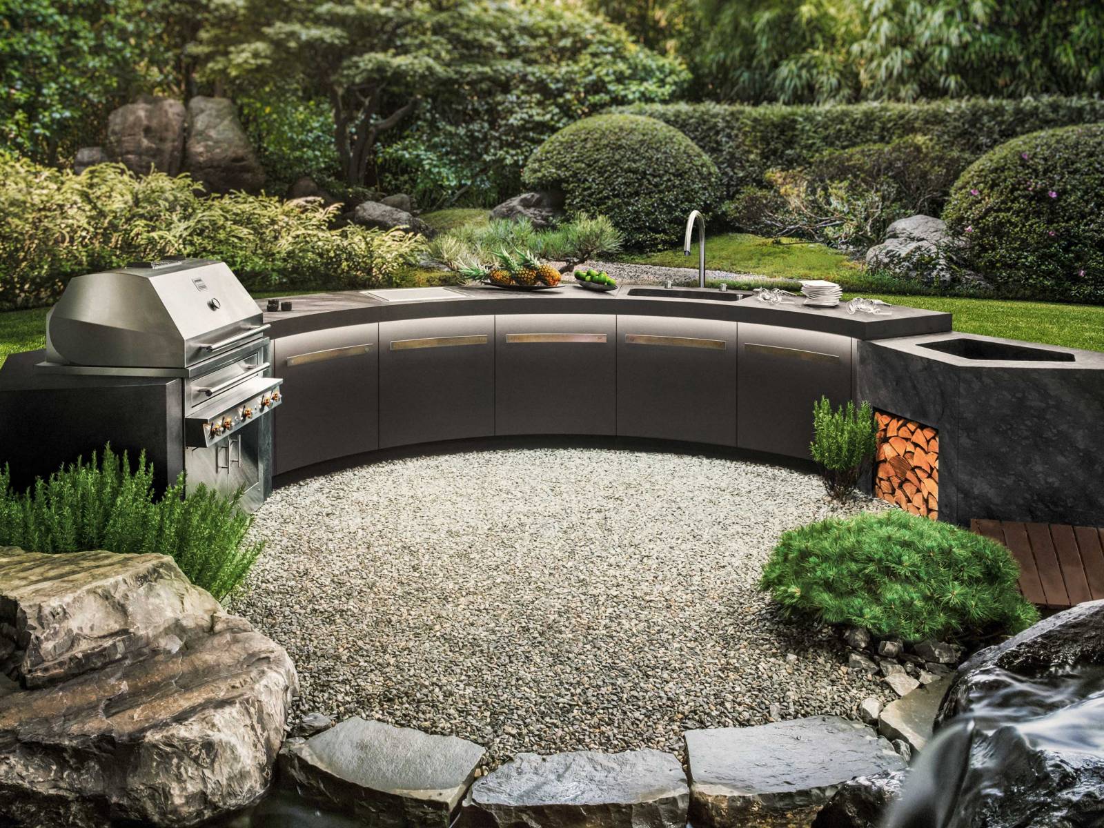 Der Schweizer Küchenhersteller hat den Bogen raus: Die aus Naturstein und geöltem Holz angefertigte Outdoor-Küche hat nicht nur jede Menge Stauraum und einen Eisschrank, sondern ist auch mit einem High-End-Hybrid-Grill von Kalamazoo ausgestattet, der mit Gas geheizt, aber auch mit Kohle oder Holz betrieben werden kann. ZBÄREN.