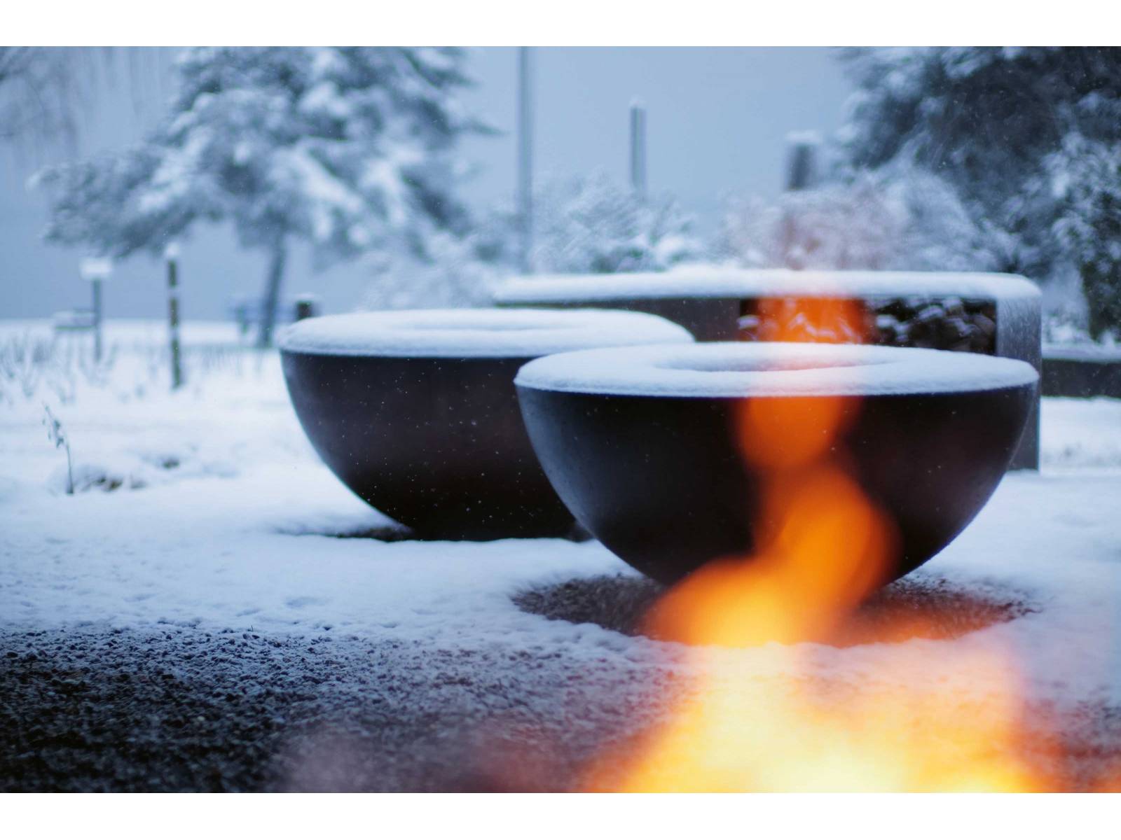 Es gibt kein schlechtes Wetter, es gibt nur Grillwetter: Denn der Original Feuerring ist sowohl im Hochsommer als auch im Schnee in Bestform: Er bereitet uns nicht nur Freude beim Zubereiten leckerer Gerichte im Freien, er hält uns dabei auch angenehm warm! FEUERRING.
