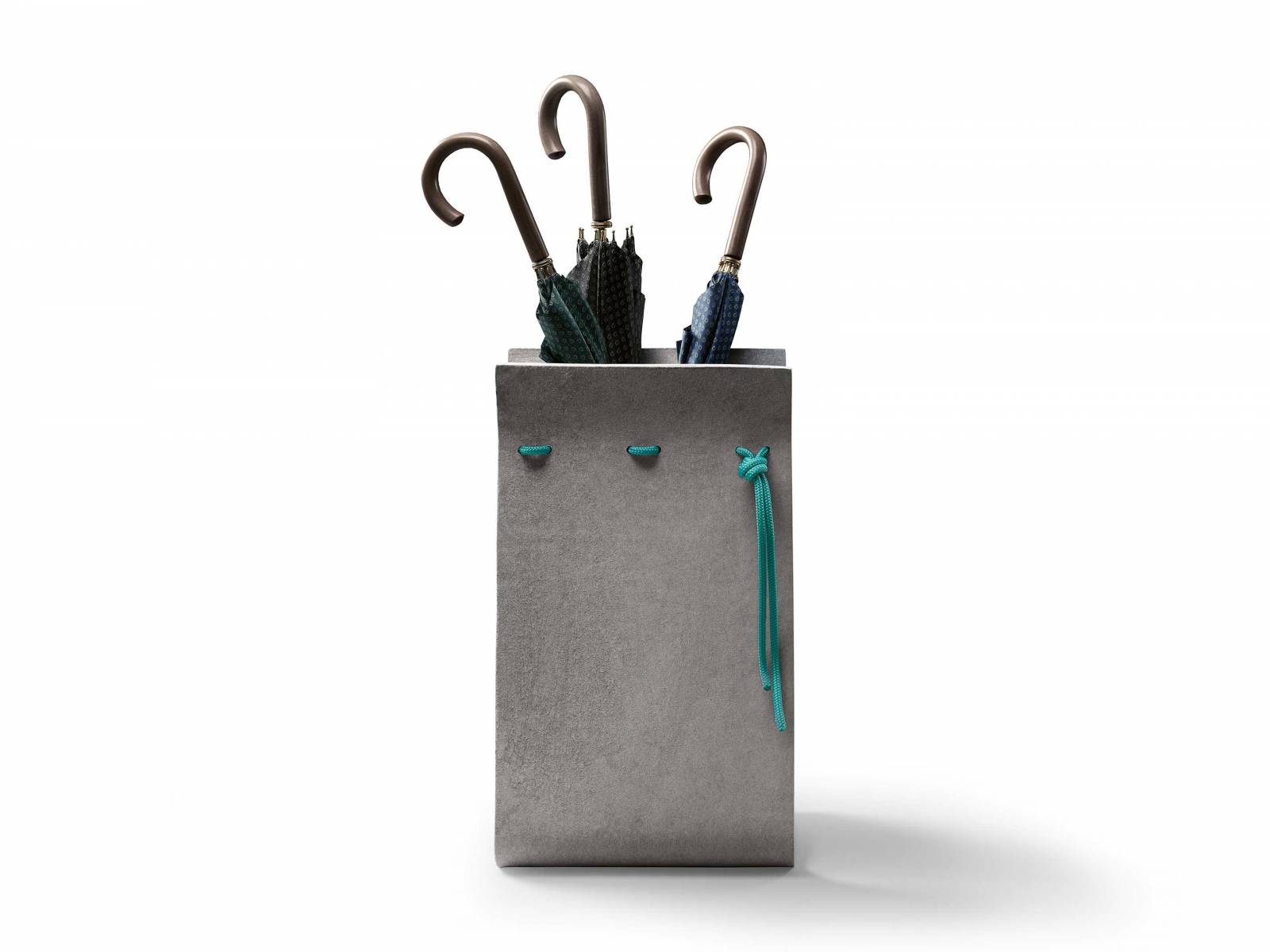 Zeit für Regenwetter! Je nasser es wird, desto besser entfaltet der Schirmständer «Ella» sein volles Potenzial, denn die leicht raue, matte Faserzement-Oberfläche besitzt die Fähigkeit, das Wasser aufzusaugen. Design: Estragon. ETERNIT.