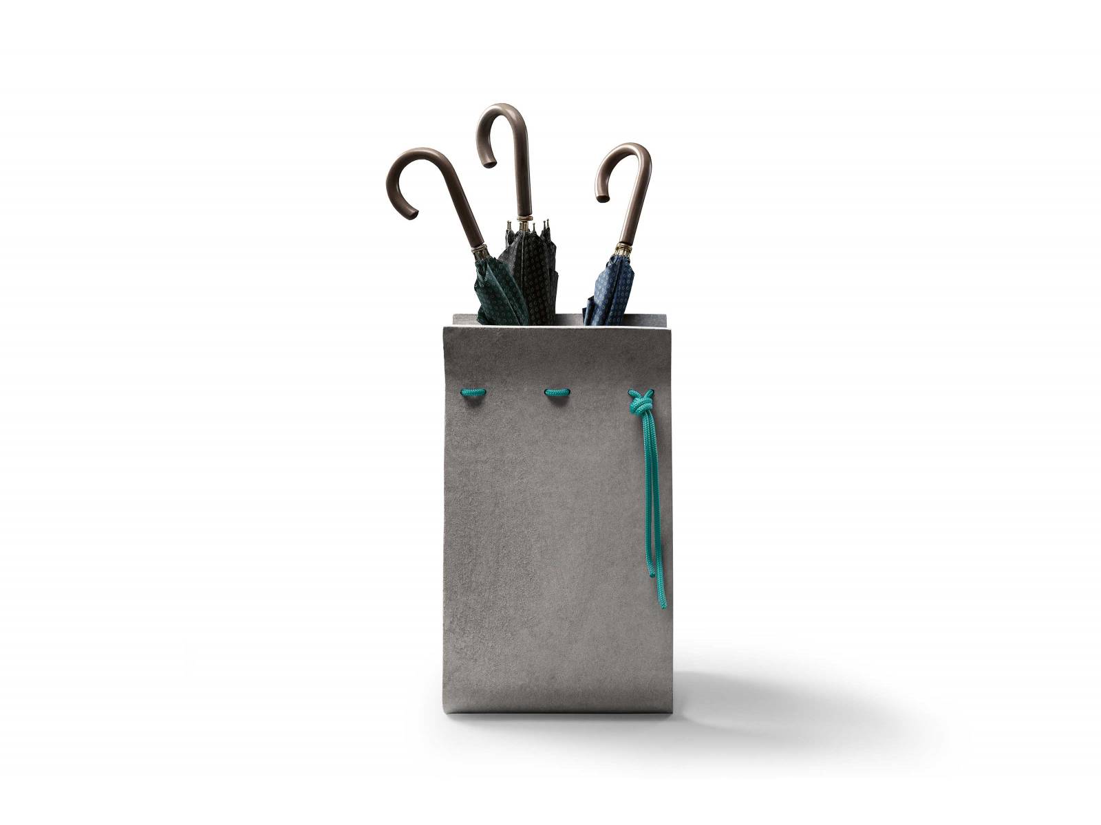 Zeit für Regenwetter! Je nasser es wird, desto besser entfaltet der Schirmständer «Ella» sein volles Potenzial, denn die leicht raue, matte Faserzement-Oberfläche besitzt die Fähigkeit, das Wasser aufzusaugen. Design: Estragon. ETERNIT.