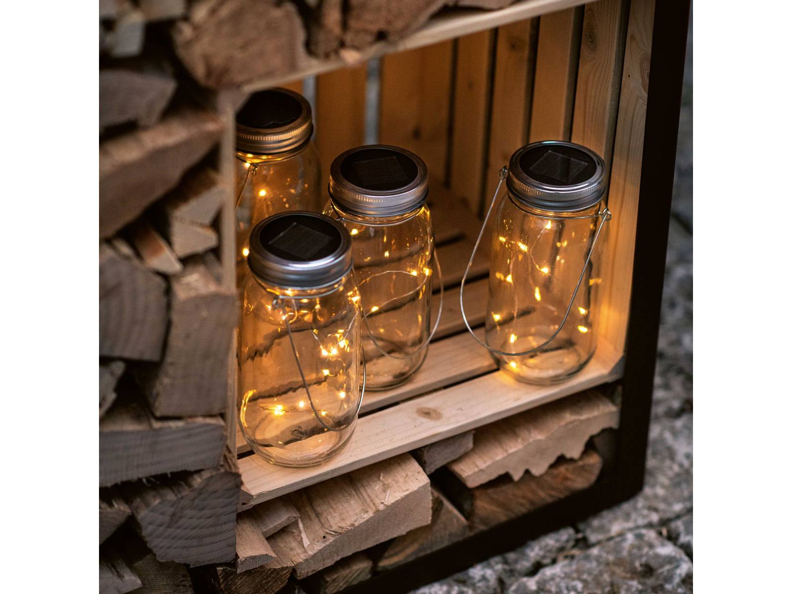 Ob auf dem Balkon, der Terrasse oder völlig im Freien: Die Solar-Windlichter sammeln nicht nur tagsüber Sonnenstrahlen, sie geben sie auch in schönster Form bei Dämmerung und Dunkelheit wieder. DO IT + GARDEN MIGROS.