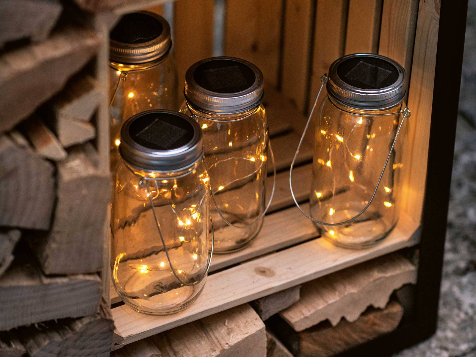 Ob auf dem Balkon, der Terrasse oder völlig im Freien: Die Solar-Windlichter sammeln nicht nur tagsüber Sonnenstrahlen, sie geben sie auch in schönster Form bei Dämmerung und Dunkelheit wieder. DO IT + GARDEN MIGROS.