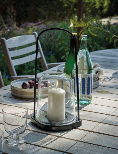 Die einfachsten Dinge sind meist die schönsten, so auch das Windlicht «Bell Lantern», bei dem ein gerundetes Glasgefäss die Kerze vor Wind und Wetter schützt. Mit dem praktischen Griff lässt sich die Laterne jederzeit umplatzieren und macht nicht nur draussen, sondern auch drinnen eine gute Figur. Erhältlich in zwei Grössen und Farben. Design: Martin Solem. Skagerak