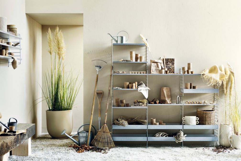 Der schwedische Klassiker unter den Regalsystemen zieht aus – raus aus dem Haus, rein in den Garten oder auf den Balkon. Denn das neue String System Outdoor ist aus galvanisiertem Stahl gefertigt, dadurch wetterfest und hält es das ganze Jahr im Freien aus. Was bleibt ist die luftig-leichte Anmutung eines Systems, das heuer sein siebzigjähriges Jubiläum feiert. String.