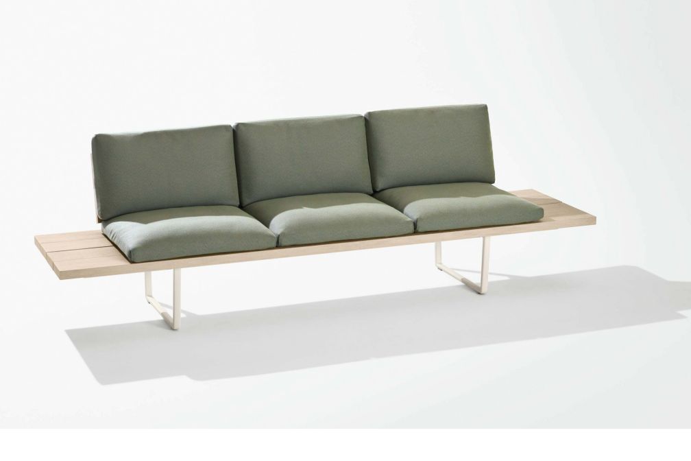 Die Schlichtheit einer einfachen Holzbank war Vorlage für das Modell aus der Outdoor-Möbelkollektion New-Wood Plan von Studio Lievore Altherr. Sie wurde aus einem neuartigen Material gefertigt, das die Textur und den Schimmer von gemasertem Naturholz besitzt, dabei aus 100% recyclingfähigem und nachhaltig gewonnenem Faserstoff besteht. Die Bank gibt es in verschiedenen Ausführungen; mit Rücken- und Seitenlehnen, Ablageflächen und als Beistelltisch. Fast.