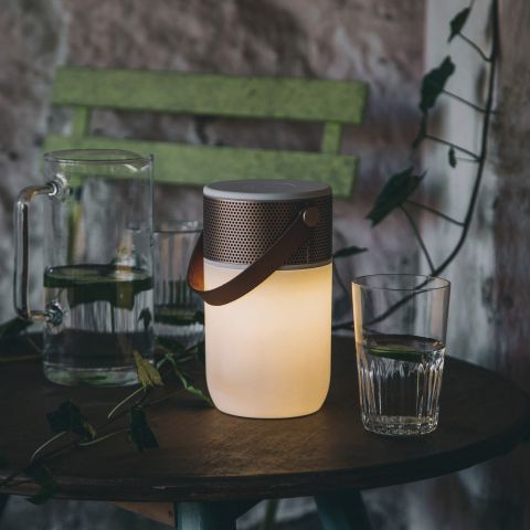 Nicht atemlos, dafür mit guter Musik durch die Nacht kommt man mit dem Bluetooth-Speaker «aGlow», der gleichzeitig auch eine hübsche Lichtquelle ist. Die LED-Leuchte lässt sich in verschiedenen Farben dimmen, der Speaker ist mit einer integrierten Weckfunktion ausgestattet und ist in Weiss, Roségold und Gun Metal erhältlich. Kreafunk.