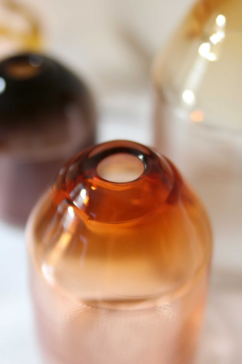 Glas ist heutzutage meist nicht mehr als ein Alltagsgegenstand. Für die Designerin aus Berlin aber ist es Magie, wenn das Material bei über 1000 Grad schmilzt und flüssig wie Honig wird, um sich dann in eines ihrer wundervollen Objekte zu verwandeln. Milena Kling