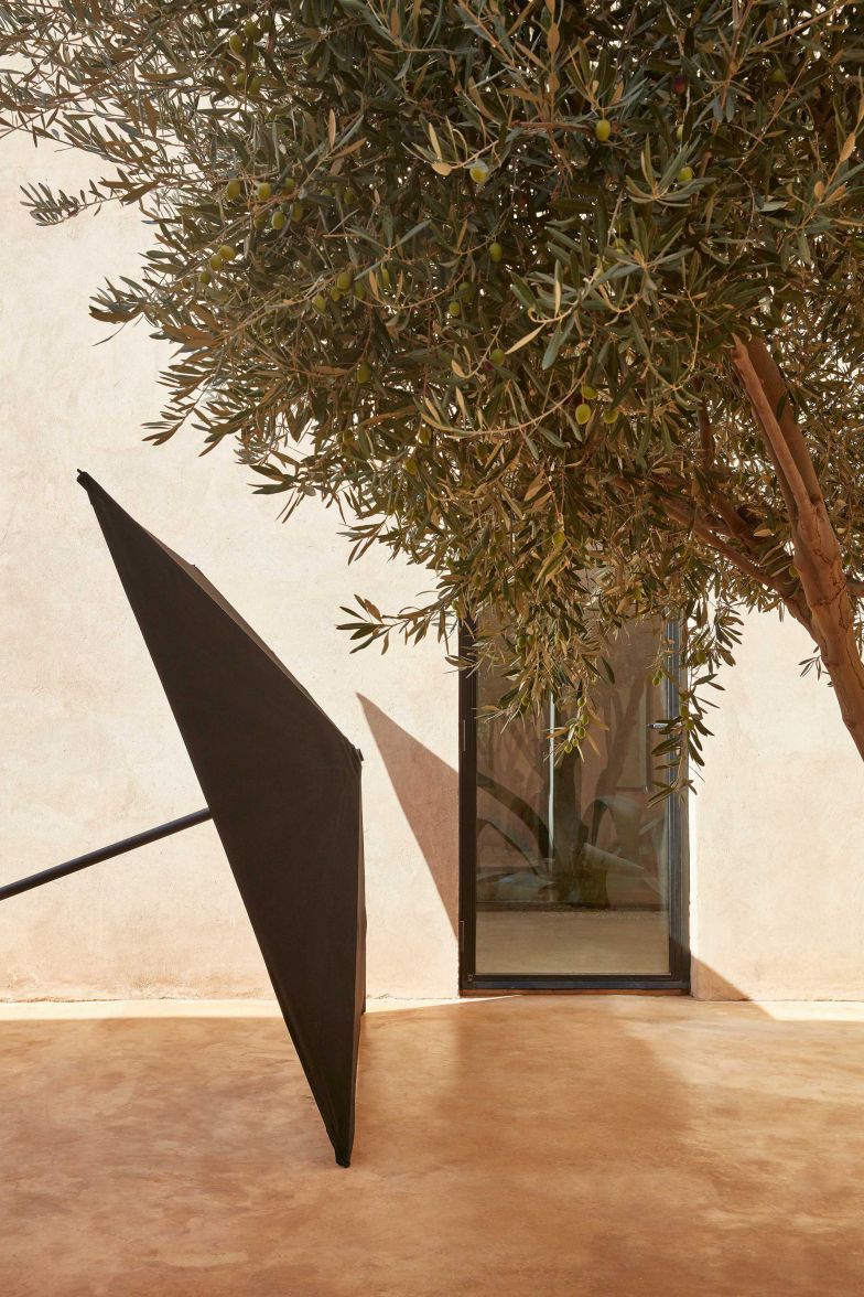 Wer draussen wenig Platz hat oder nur nach Schatten für sich selbst sucht, sollte diesen kleinen Schwarzen auf dem Schirm haben. Er ist nur 180x180 Zentimeter gross und bietet doch den perfekten Sonnenschutz in fünf unterschiedlichen Farbtönen. Manutti