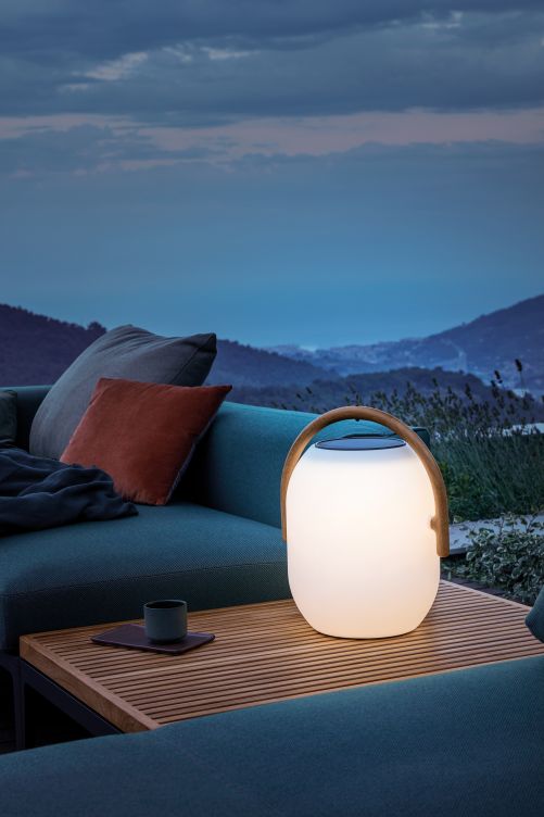 Die Laternen «Ambient Cocoon» erinnern in ihrer Erscheinung an einen Seidenkokon, sind aus glattem, robustem Kunststoff gefertigt und kommen mit einem markanten Teakholzgriff daher. Die Solar Led Leuchten des dänischen Designers Henrik Pedersen sorgen für stimmungsvolle Lichtmomente ohne sich aufzudrängen. Gloster.