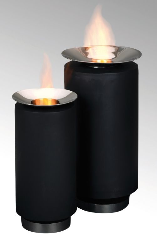 Sorgt an lauen Sommerabenden am Sitzplatz oder im Garten für eine angenehme Lichtstimmung: Feuersäule «Vulcanus», die mit einem rauchfreien Brenngel betrieben wird und in zwei Höhen erhältlich ist. Aus pulverbeschichtetem Metall und poliertem Edelstahl gefertigt. Lambert.