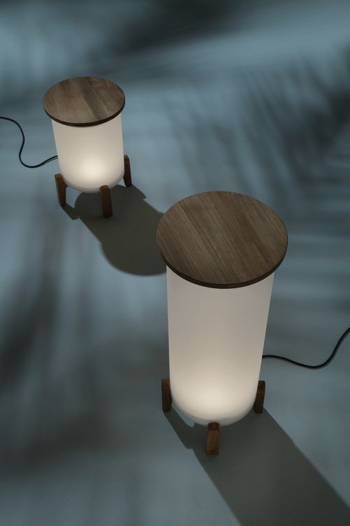 Macht das Licht zum Mittelpunkt des Lebens unter freiem Himmel: Stehleuchte «Shake», die in Zusammenarbeit mit Emmanuel Gallina entstanden ist. Das minimalistische Design der Leuchte bringt die gelungene Kombination von Teakholz und Polycarbonat zur Geltung. Ethimo.