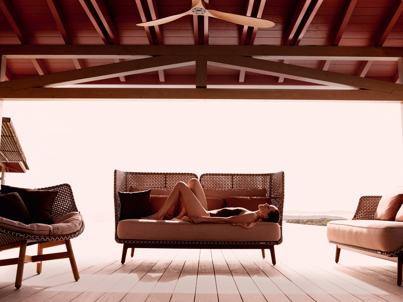 Eleganter Rückzugsort: Sebastian Herkner liess sich für sein Outdoormöbel von einem Alkoven inspirieren. «Ich sehe Mbarq auch als Treffpunkt und Arbeitsplatz», sagt der Designer über seinen Entwurf. Die modulare Sitzmöbel-Kollektion gibt es mit unterschiedlich hohen Rückenlehnen. Dedon.