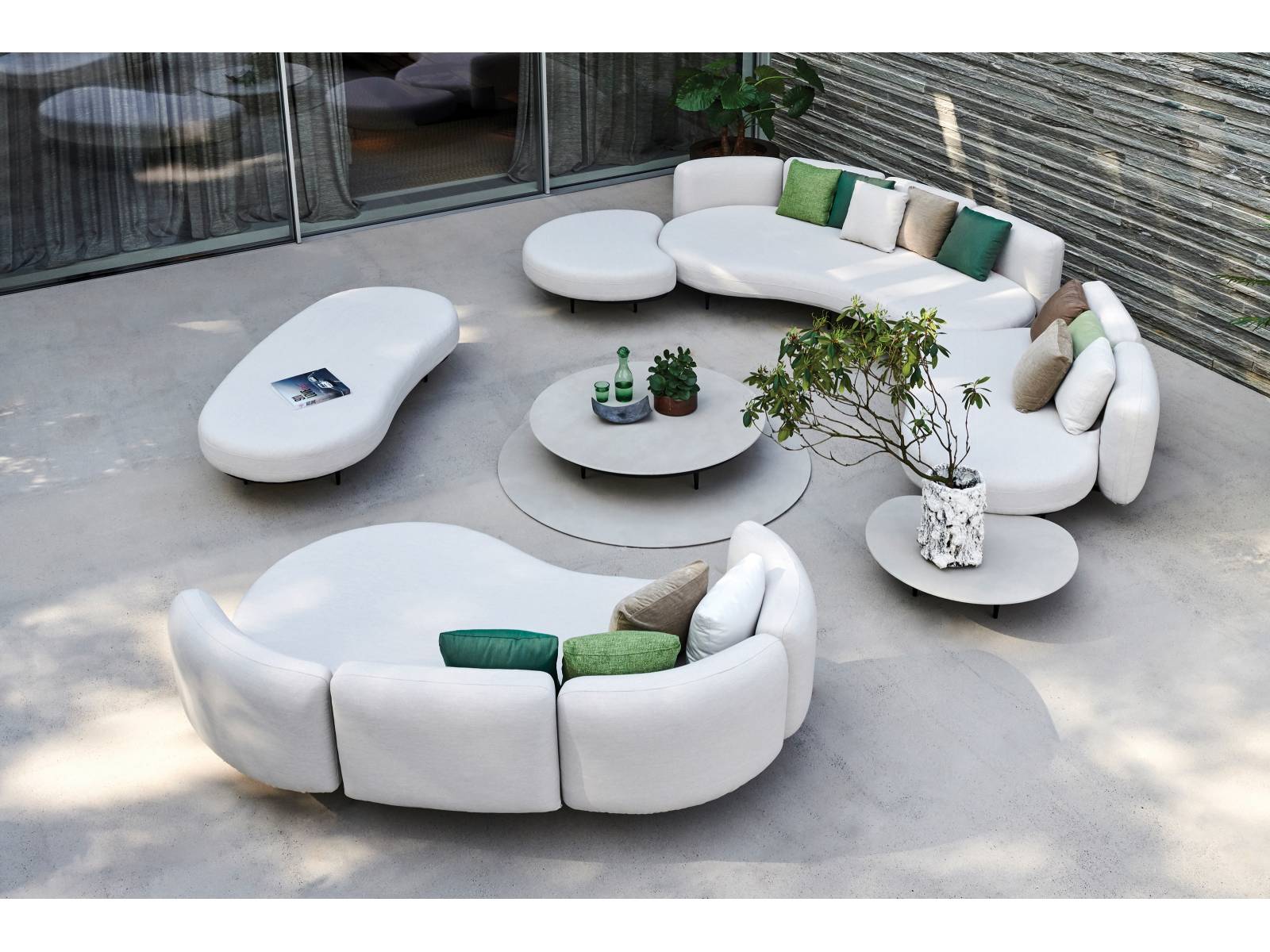 In ihrer kantenlosen Form erinnern die einzelnen Module der Kollektion Organix-Lounge an von Wasser geschliffene Steine. Designer Kris Van Puyvelde schuf acht unterschiedliche Sitzelemente und vier Tische, die sich gegenüber, aber auch zusammenstehen können. Royal Botania.