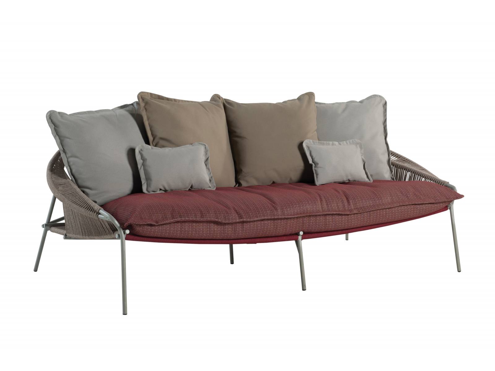 Designer Stephen Burks entwarf die Traveler-Kollektion bereits vor sechs Jahren. Nun hat der französische Hersteller das bequeme Outdoormöbelprogramm den Zeichen der Zeit angepasst: Der Bezug wird aus leichter rezyklierbaren Polypropylenfäden gewebt. Neu ist auch die Farbkombination aus Burgunder, Grau und Leim. Roche Bobois.