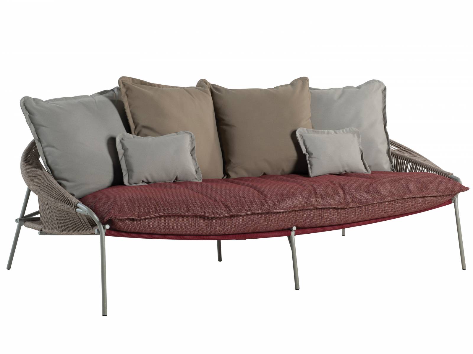 Designer Stephen Burks entwarf die Traveler-Kollektion bereits vor sechs Jahren. Nun hat der französische Hersteller das bequeme Outdoormöbelprogramm den Zeichen der Zeit angepasst: Der Bezug wird aus leichter rezyklierbaren Polypropylenfäden gewebt. Neu ist auch die Farbkombination aus Burgunder, Grau und Leim. Roche Bobois.