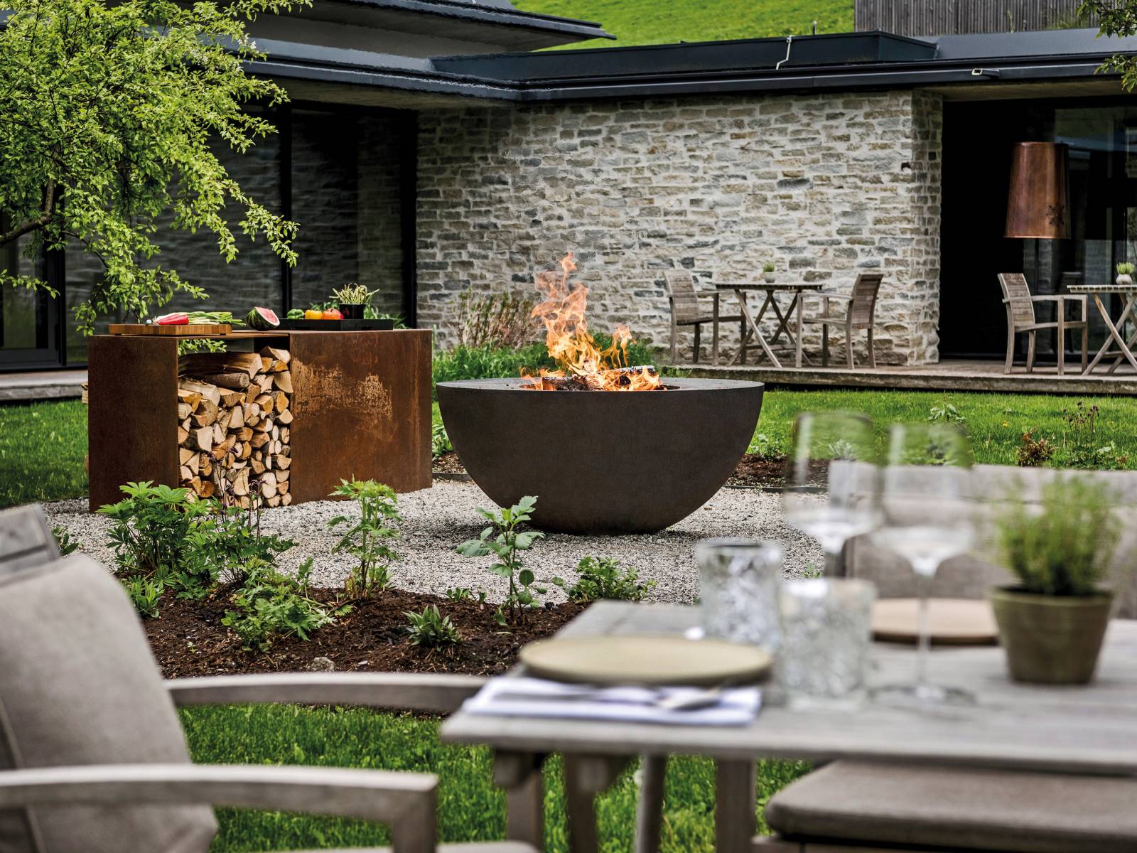 Von Federkohl bis zum Fischfilet: Auf dem Feuerring lässt sich jede Leckerei zubereiten. Geschlemmt wird dann am Tisch nebenan oder gleich direkt am Ring. Und wenn dann die kühlen Abendstunden kommen, kann man einfach sitzen bleiben. Feuerring.