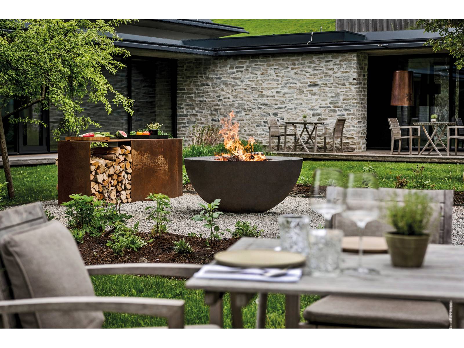 Von Federkohl bis zum Fischfilet: Auf dem Feuerring lässt sich jede Leckerei zubereiten. Geschlemmt wird dann am Tisch nebenan oder gleich direkt am Ring. Und wenn dann die kühlen Abendstunden kommen, kann man einfach sitzen bleiben. Feuerring.