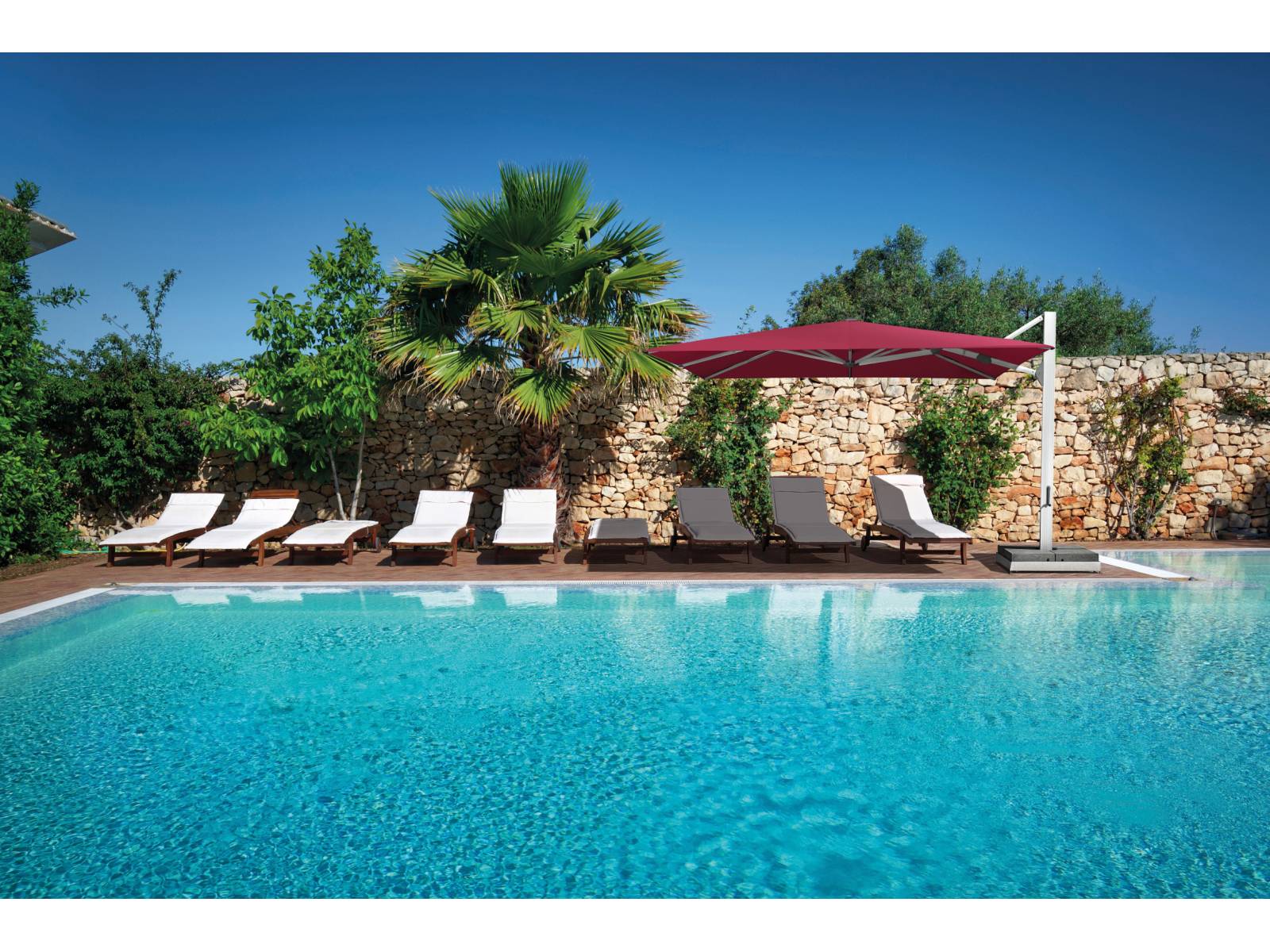 Schöne Stunden verbringt man unter «Ambiente Nova» auch am Abend: Denn der leicht zu bedienende Freiarmschirm mit Drehfuss wird auf Wunsch mit dimmbarer LED-Beleuchtung ausgestattet. Glatz.