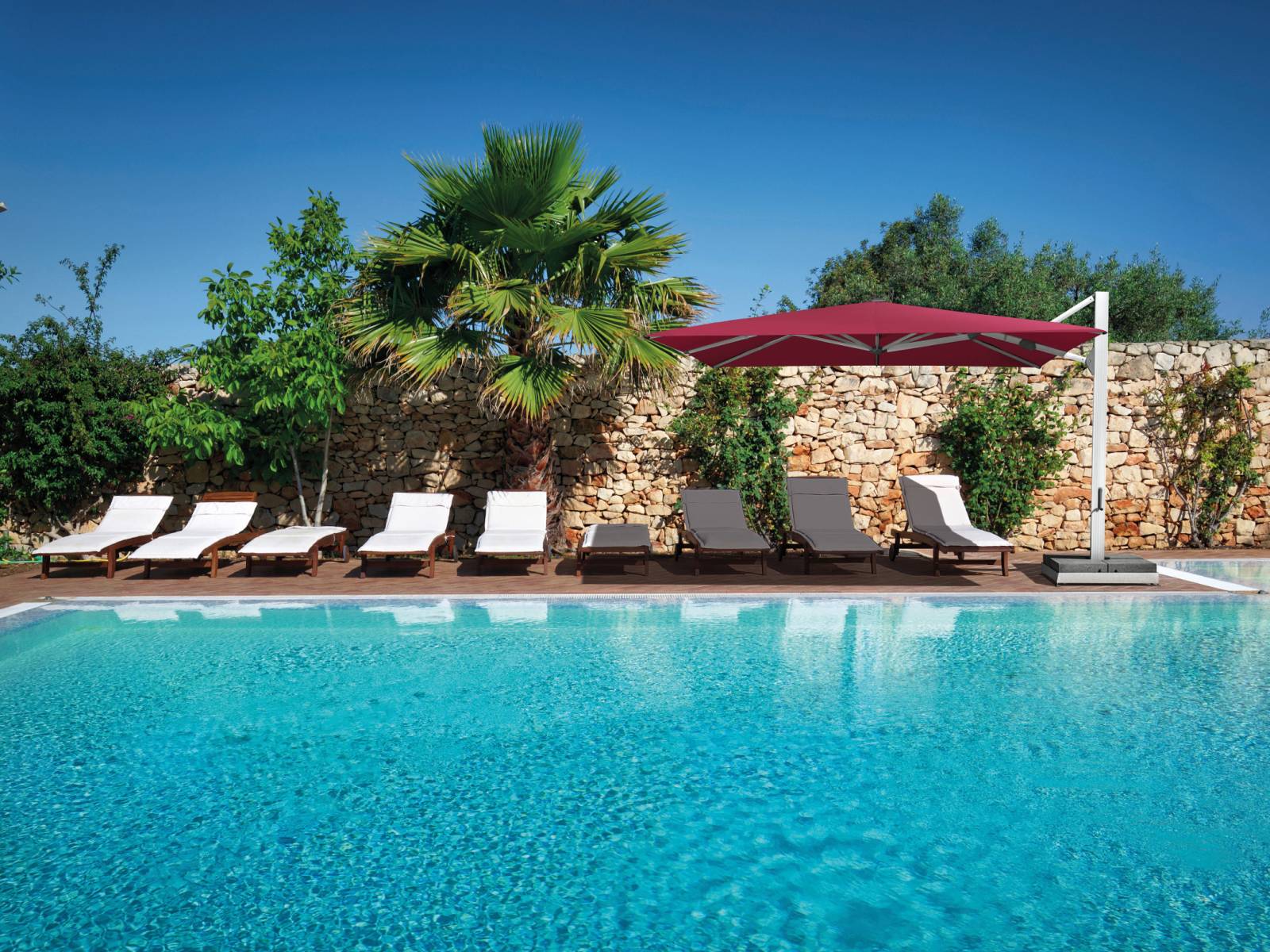 Schöne Stunden verbringt man unter «Ambiente Nova» auch am Abend: Denn der leicht zu bedienende Freiarmschirm mit Drehfuss wird auf Wunsch mit dimmbarer LED-Beleuchtung ausgestattet. Glatz.