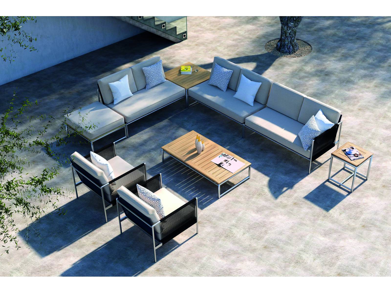 Für «Kit» wurden gleich drei wetterfeste, speziell für den Aussenbereich entwickelte Materialien miteinander kombiniert: Chromstahl, Nylon-Webseil und ein spezieller Outdoor-Kissenbezug. Das modulare Loungesofa lässt sich individuell zusammenstellen, dazu stehen drei unterschiedliche Couchtische zur Auswahl. Möbel Egger.