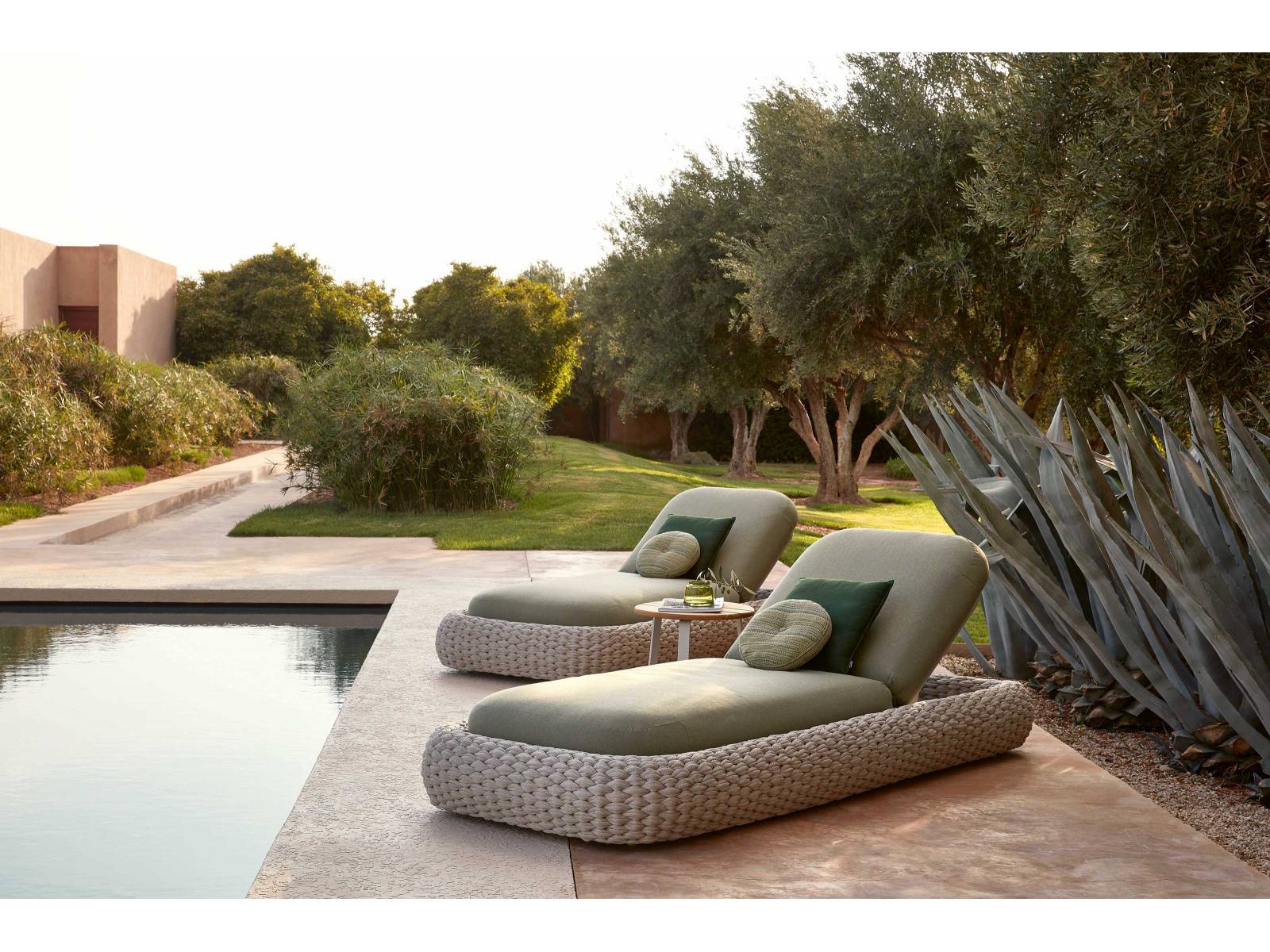 Wer möchte sich da nicht auch gleich hinlegen! Die Sonnenliege «Kobo» sieht nicht nur einladend aus, sondern ist dank dergepolsterten Matratzenauflage auch sehr bequem. Zur gleichen Kollektion gehören Sessel und Sofa. MANUTTI.