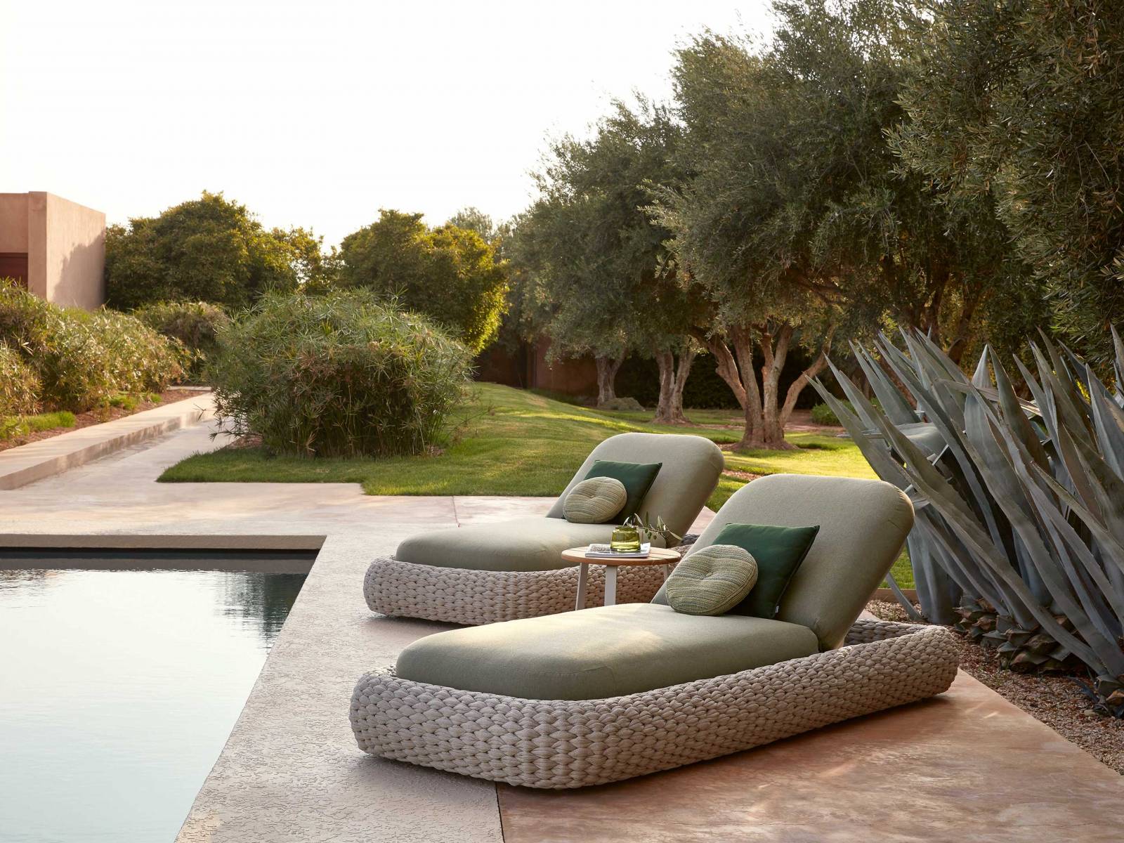 Wer möchte sich da nicht auch gleich hinlegen! Die Sonnenliege «Kobo» sieht nicht nur einladend aus, sondern ist dank dergepolsterten Matratzenauflage auch sehr bequem. Zur gleichen Kollektion gehören Sessel und Sofa. MANUTTI.