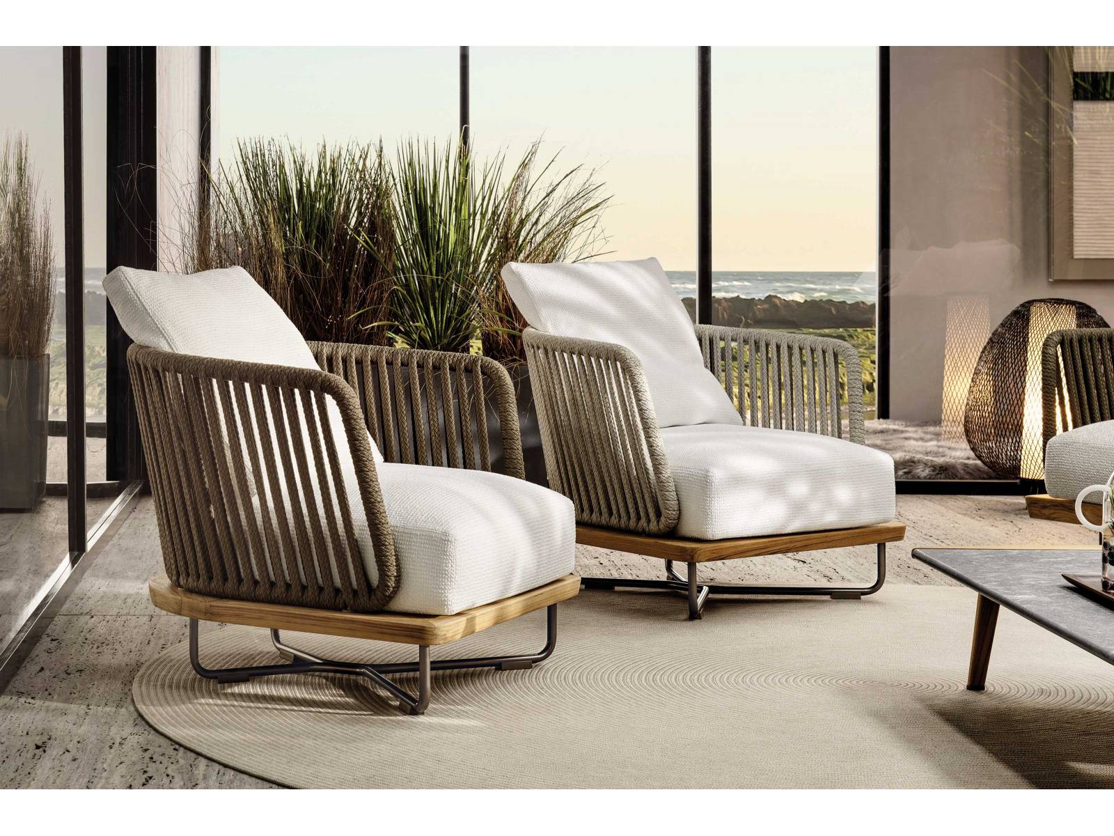 Reinsitzen, runterfahren, relaxen – der passenden Loungesessel dazu stammt aus der Sunray-Kollektion, die Rodolfo Dordoni gestaltet hat. Aus Teakholz, Metall, verwobenen Schnüren und bequemen Polstern. MINOTTI.