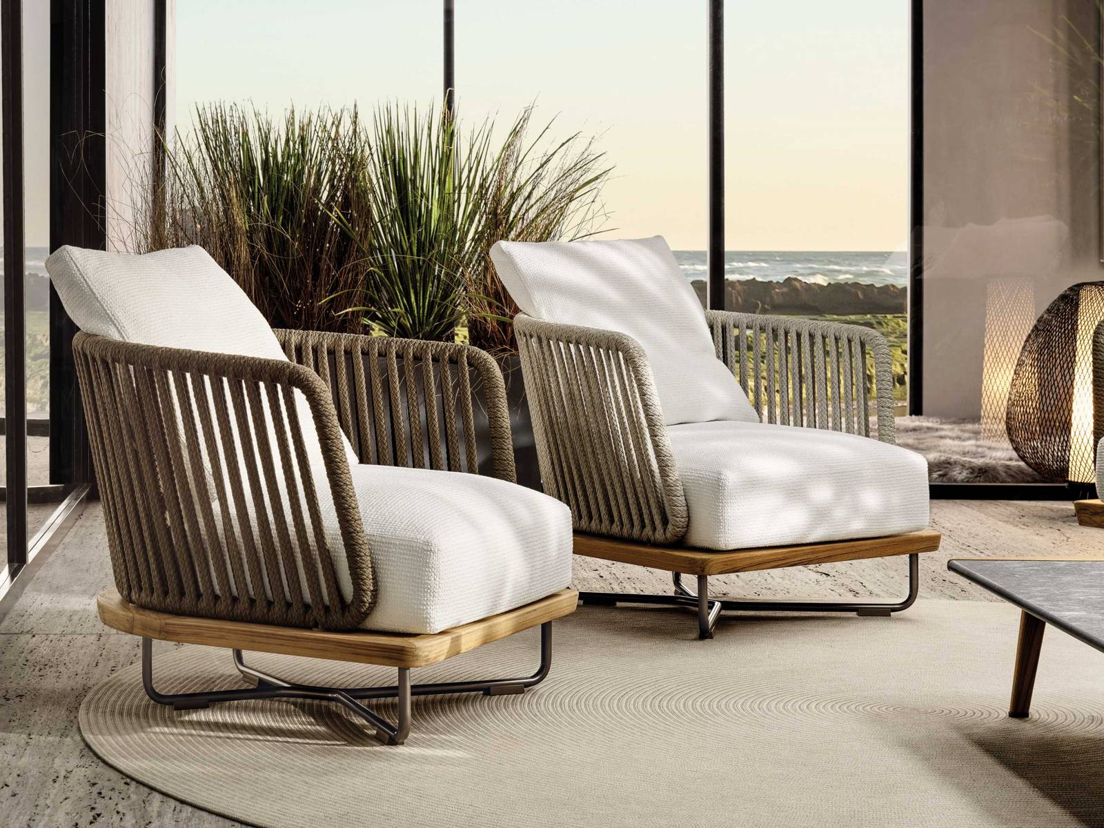 Reinsitzen, runterfahren, relaxen – der passenden Loungesessel dazu stammt aus der Sunray-Kollektion, die Rodolfo Dordoni gestaltet hat. Aus Teakholz, Metall, verwobenen Schnüren und bequemen Polstern. MINOTTI.