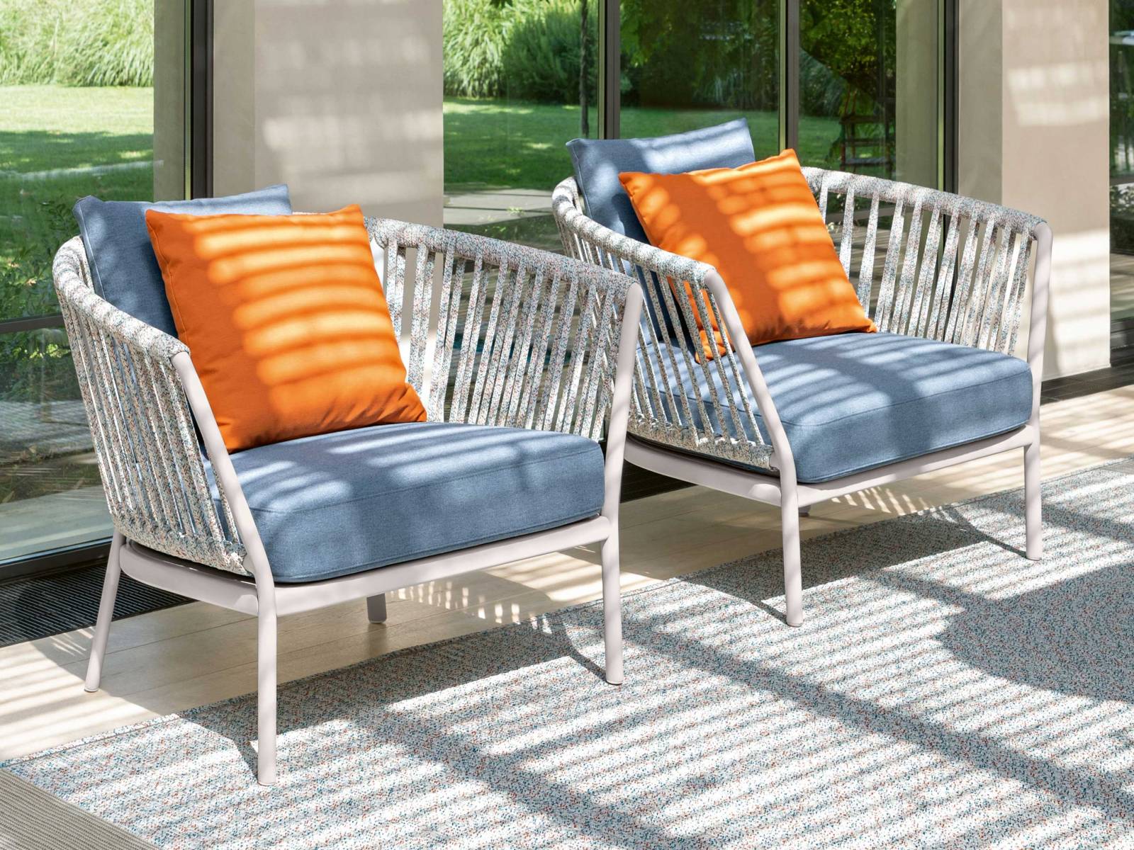 Wie ein Freiluft-Wohnzimmer lassen sich die Sessel aus der Sitzmöbelserie Ria und die Outdoorteppichkollektion Onda miteinander kombinieren. Passend dazu gibt’s Tische aus der Kollektion Mosaiko. Design: Alberto Lievore, FAST.